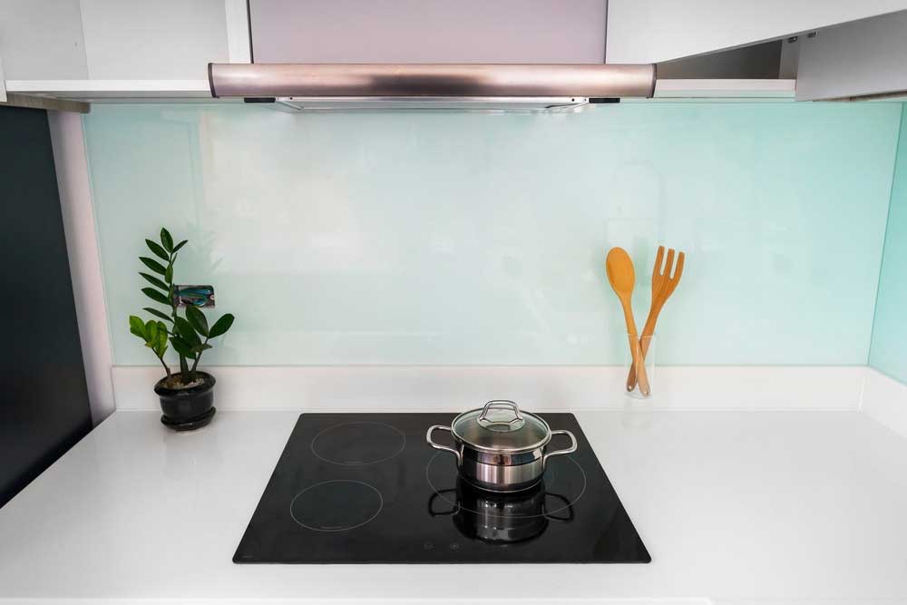 konyhai üveghátfal